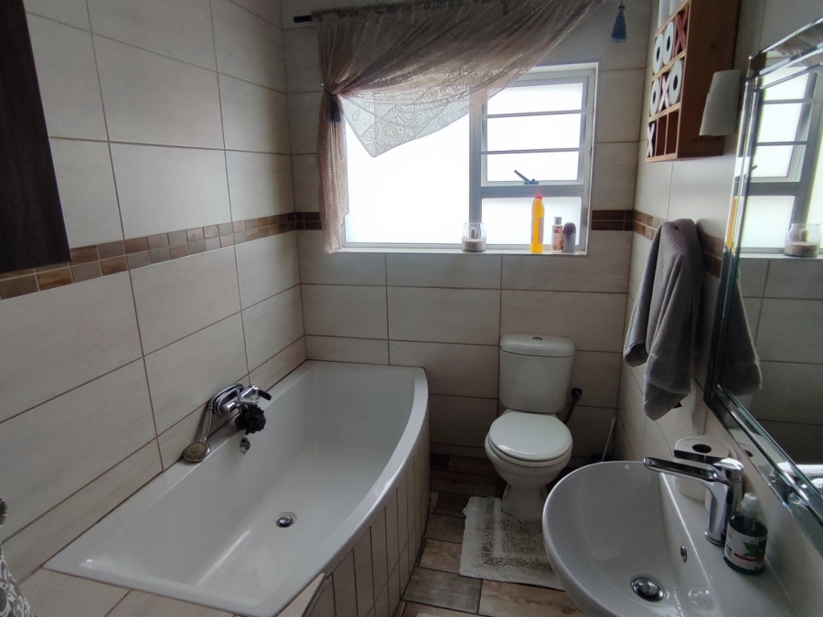 4 Bedroom Property for Sale in Langenhovenpark Free State